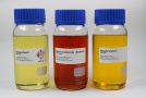 Labelled lab canisters with blue lids in front of a white backdrop, the first canister is filled almost to the top with a light yellow liquid, the second one with a brownish coloured one and the third with a middle yellow one. The labelling describes the content of the canisters, in order, Dieselkraftstoff (diesel fuel) Fettsäuremethylester “Biodiesel” (fatty acid methyl ester “biodiesel”) and Rapsölkraftsoff (rapeseed oil fuel) further the labels give more information about the content and on the first canister there are also caution marks displayed.
