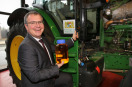 Dr. Edgar Remmele am Traktorenprüfstand