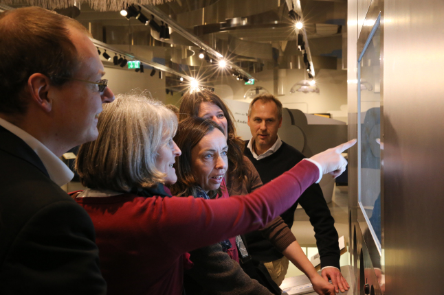 Staunende Besucher im Museum