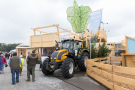 Traktor auf dem Marktplatz des Zentral-Landwirtschaftsfestes