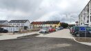 neues Baugebiet mit Häusern und Autos. Pflanzstandorte sind vorbereitet ohne Bäume.
