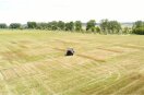 Auf dem Foto ist die Gülleausbringung auf Gründland-Versuchsparzellen abgebildet