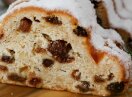geschnittene Butterstollenscheiben mit Rosinen und Puderzucker bestäubt