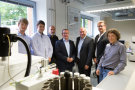 Das Forscherteam im Kraftstofflabor des TFZ: (v. l.) Jürgen Gebhard (TFZ), Robert Altmann (OTH Regensburg), Dr. Klaus Thuneke (TFZ), Gesamtprojektleiter Dr. Edgar Remmele (TFZ), Prof. Dr.-Ing. Hans-Peter Rabl (OTH Regensburg), Markus Winkler (Deutz AG) und Dr.-Ing. Peter Emberger (TFZ)