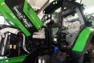 Ein grün-schwarzer Deutz-Fahr-Traktor in Nahaufnahme mit geöffneter Motorhaube