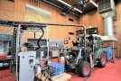 Ein Fendt-Traktor steht am Motorenprüfstand mit Vielzahl von Messinstrumenten im Vordergrund.