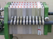 Technisches Gerät aus grünen Metall umfasst mehrere weiße Filterplatten.