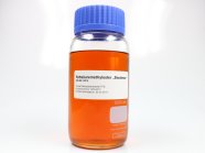 Laborglasflasche mit blauem Deckel und oranger Flüssigkeit und Beschriftung Biodiesel 