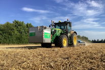 Traktor mit an Front angbauter Messtechnik am Feld