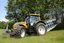 Der mit Biomethan betriebene Klein-Serien-Traktor der Firma Valtra