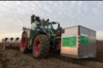 Traktor im Feld mit Emissions-Messsystem (PEMS)