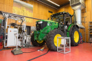 Traktor John Deere 6210 R am Prüfstand