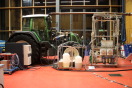 Ein rapsölbetriebener Traktor wird am Traktorenprüfstand des TFZ untersucht