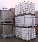 Gestapelte IBC-Container zur Lagerung und zum Transport von Rapsölkraftstoff