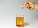Rapsölkraftstoff wird im Labor mit Additiven versetzt, um die Eigenschaften des Kraftstoffs zu verbessern