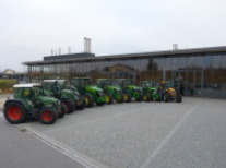 Traktoren im Halbkreis vor dem Technikum des TFZ