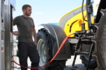 Ein mit Biomethan betriebener Traktor wird an einer Biomethantankstelle betankt