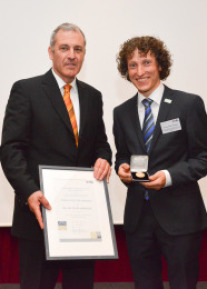 Dr.-Ing. Peter Emberger vom TFZ (rechts) bei der Verleihung der renommierten Anton-Schlüter-Medaille
