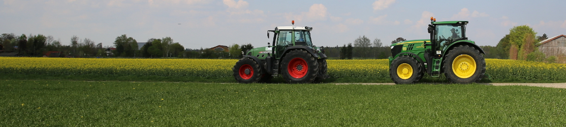 Header: Zwei Rapsöltraktoren vor einem Rapsfeld