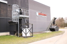 Getrennte Sammlung von Elektroabscheiderasche (Vordergrund) und Rostasche (Hintergrund) an einem Biomasseheizkraftwerk