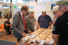 Dr. Hans Hartmann erklärt den Besuchern das effiziente Heizen mit Holz.