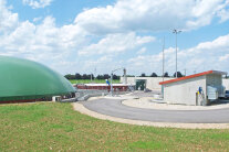 Biogasanlage, Technikhaus, eine Teerstraße im Vordergrund
