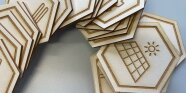 Münzen aus Holz, die mit Symbolen verziehrt sind