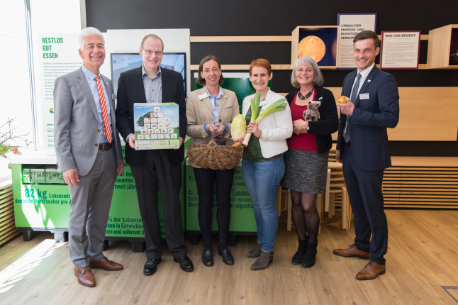Gruppenbild des Schaufenster NAWAREUM-Teams, das das Jahresprogramm 2018 vorstellte. 