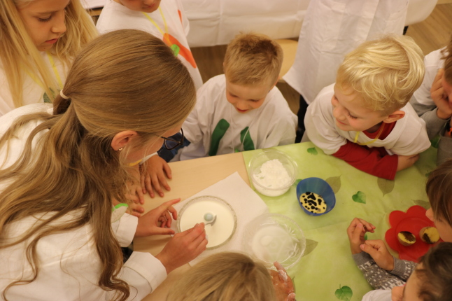 Christina Stahl stellt den Kindern eine Nicht-Newtonsche Flüssigkeit vor