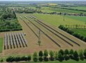 Das Foto zeigt die Nordansicht der Agri-PV-Anlage in Grub.