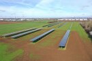 Luftaufnahme der fertig installierten nachgeführten und vertikalen Agri-PV-Anlage.