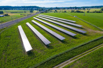 Anwendungsbeispiel: Nachgeführte Agri-PV-Anlage mit gleichzeitigem Maisanbau