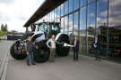 Die Projektbeteiligten stehen vor dem neuen Valtra-Traktor