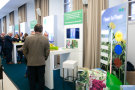 Infostand des TFZ mit Exponat, Bildschirm und einem Tisch auf dem Give-Aways angeboten werden. 