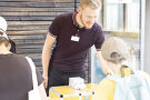 Ein Junge steht gegenüber von einem Erwachsenen