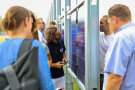 Menschen stehen um ein Solarmodul