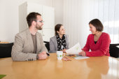Drei Personen besprechen sich 