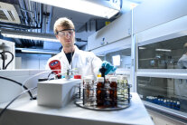 Mann im Labor befüllt Probenkarussell