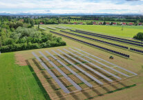 Photovoltaik-Module auf einem Feld mit Traktor