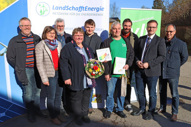 Landwirt mit Auszeichnung und Gratulanten