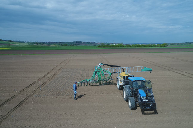 Ein Traktor mit Güllefass im Feld