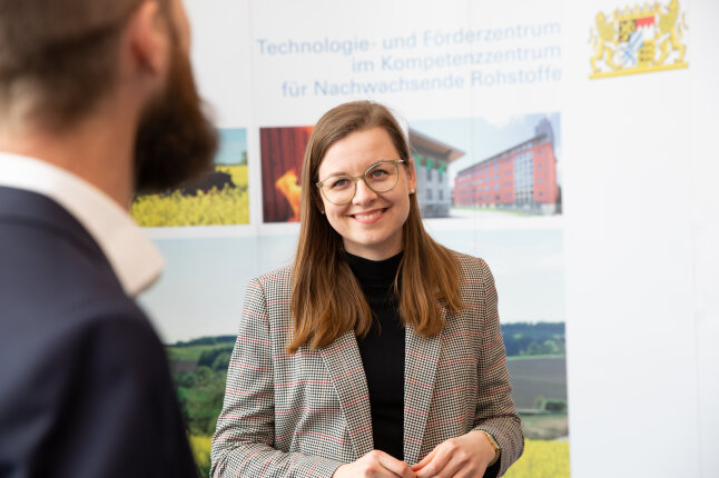 Frau spricht mit Mann und lächelt