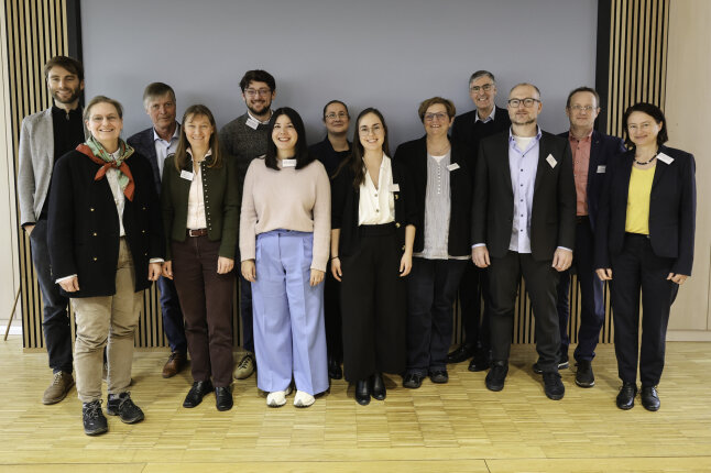 Gruppenbild mit Beteiligten des Forschungsprojektes sowie Vertreterin und Vertreter der Ministerien