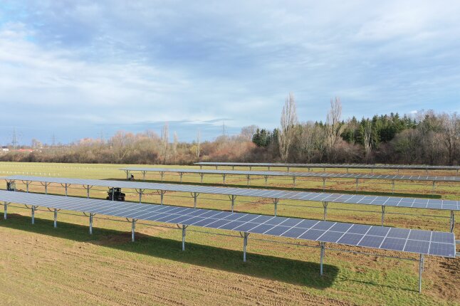 PV-Panele am Feld, im Hintergrund blauer Himmel