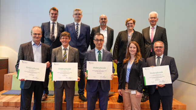 Gruppenbild mit Förderbescheid-Empfängern