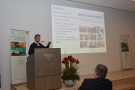 Prof. Dr. Hubert Röder vom Wissenschaftszentrum Straubing beleuchtet in seinem Vortrag die ökonomischen Aspekte der Holz- und Forstwirtschaft in Bayern.