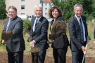 Das Bild zeigt den Bayerischen Landwirtschaftsminister Helmut Brunner, TFZ-Leiter Dr. Bernhard Widmann, die Bayerische Wirtschaftsministerin Ilse Aigner sowie Oberbürgermeister Markus Pannermayr beim Spatenstich des NAWAREUM in Straubing. 