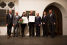 Gruppenbild mit Preisträgern und Laudatoren, namentlich Laudator Dr. Bernhard Widmann (TFZ), Hochschulstadtvereinsvorsitzender Franz Prebeck, Preisträgerin Theresa Mendel (TFZ), Preisträger Dr. Broder Rühmann (WZS), Präsident des Rotary-Club Straubing Dr. Martin Huber, Laudator Prof. Dr. Volker Sieber (WZS) und Oberbürgermeister Markus Pannermayr 