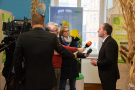 Reporter interviewen Staatsminister Hubert Aiwanger 