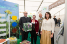 Staatssekretär Albert Füracker, Dr. Maendy Fritz, Dr. Bernhard Widmann und Tatjana Lunenberg (v.l) vor einem Exponat